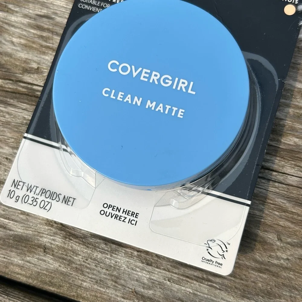 COVERGIRL Clean Matte Powder in Blue Compact